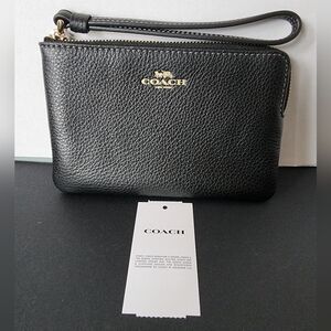 ✨️NWT✨️ Coach Black Pebbled Leather Corner Zip Wristlet, 2025, $88 MSRP